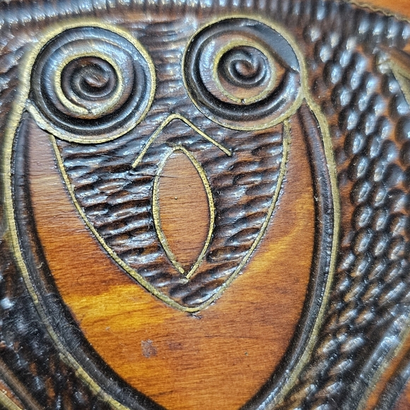 VINTAGE ROUND HAND CARVED WOODEN PLATE - Picture 6 of 7